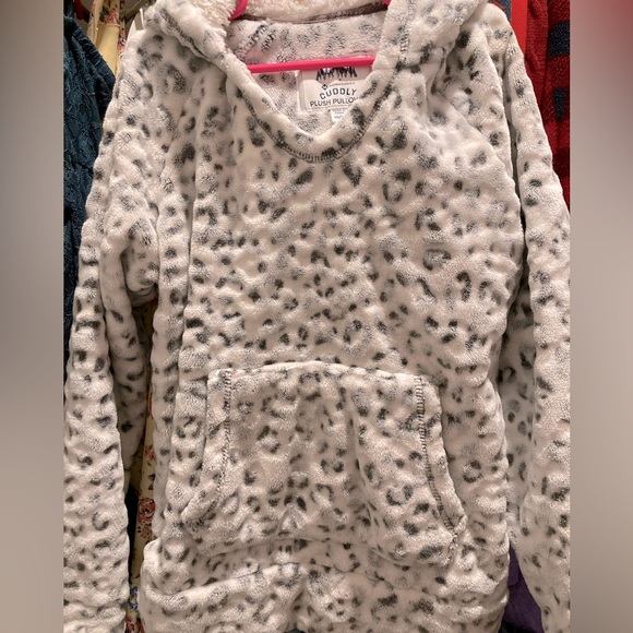 Super Soft Girls White Leopard Pullover size 10/12 - Picture 1 of 3